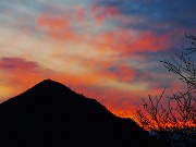 57 Colori del tramonto infuocato al Monte gioco